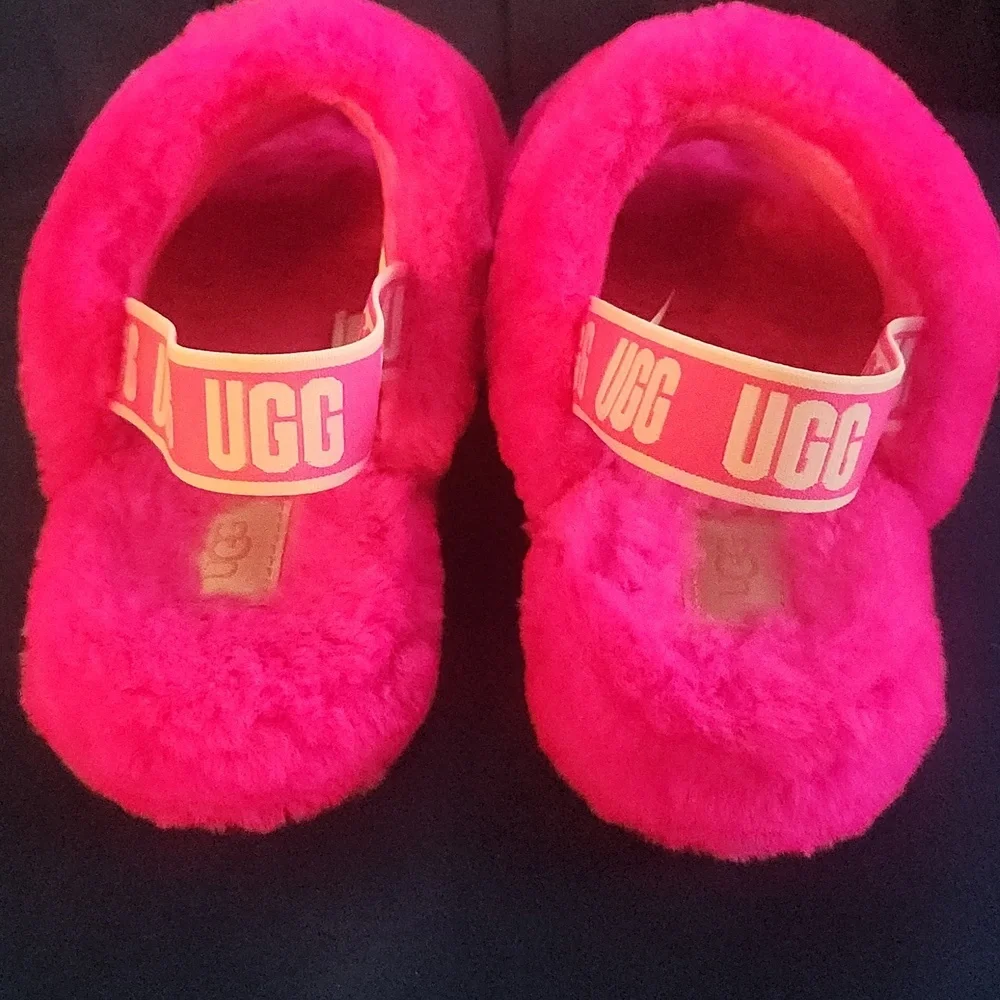 UGG VIBRANT PINK FUZZY SLIPPERS Size 4. - Picture 2 of 9